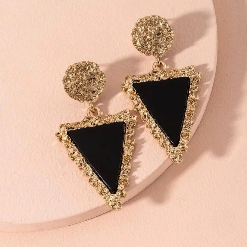 🌻5/$15 Black Earrings - Picture 1 of 2